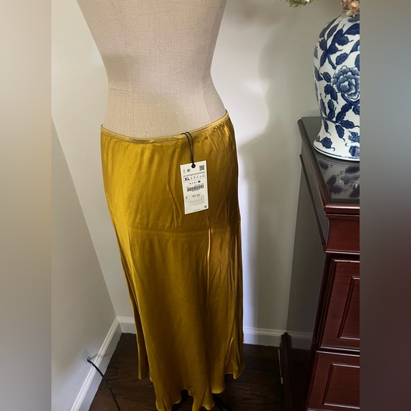 ZARA Gold Satin Skirt, size XL - Picture 2 of 4